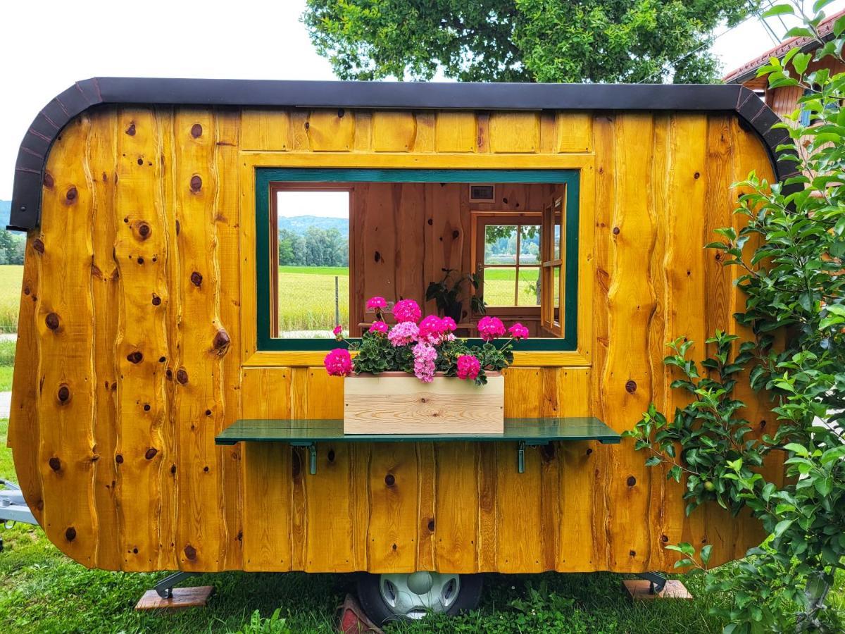 Unique wooden holiday house in nature Lukovica pri Domžalah Buitenkant foto