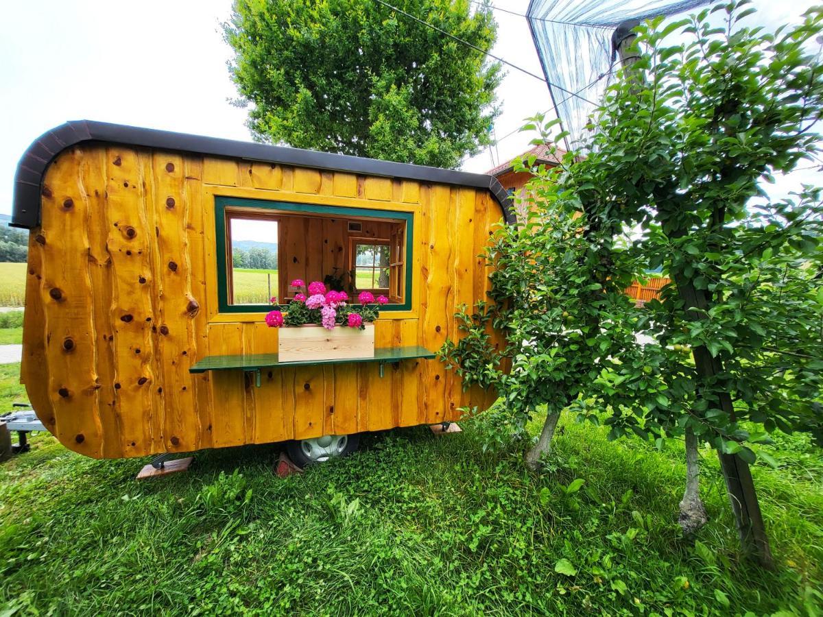 Unique wooden holiday house in nature Lukovica pri Domžalah Buitenkant foto