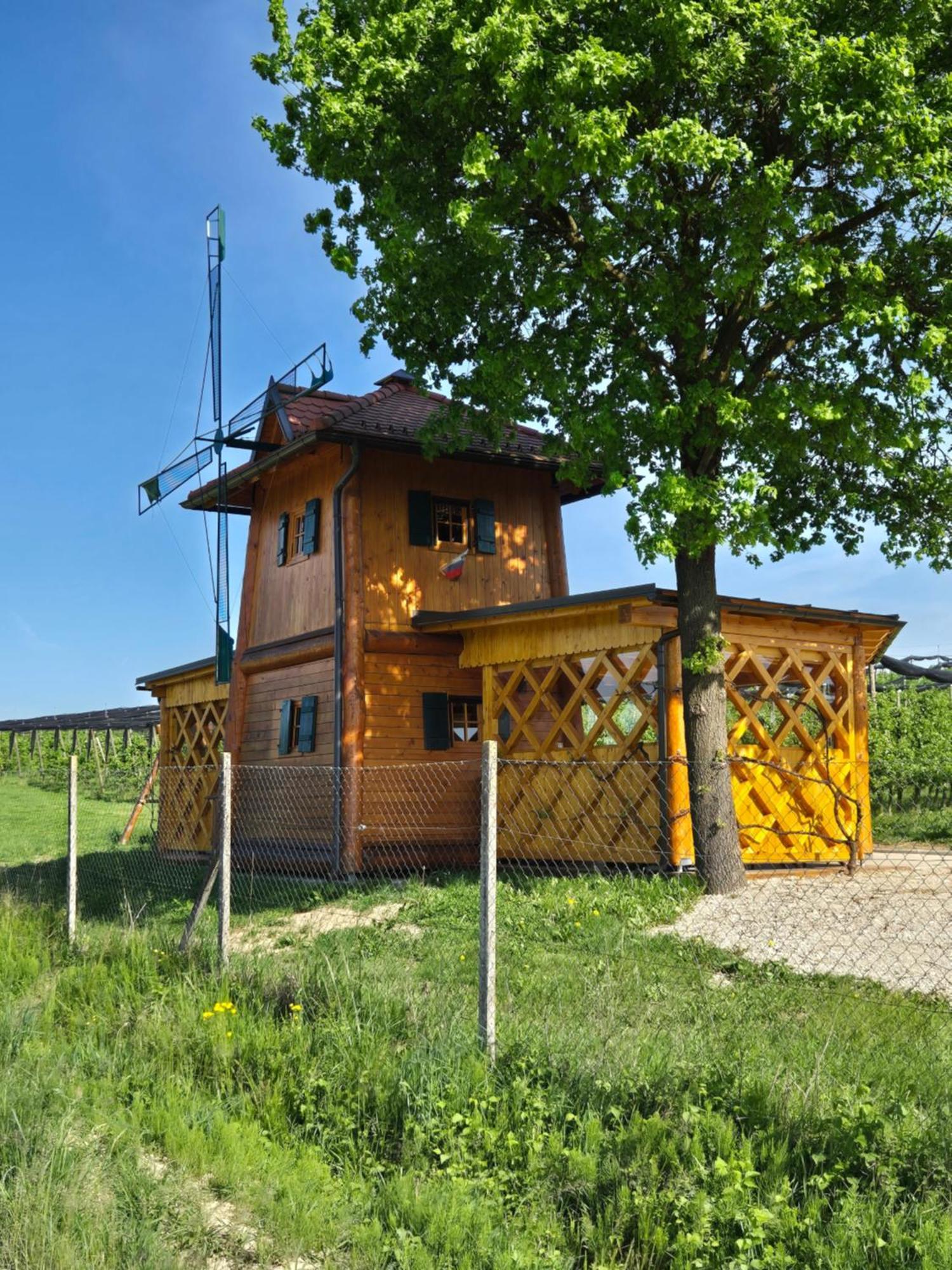 Unique wooden holiday house in nature Lukovica pri Domžalah Buitenkant foto